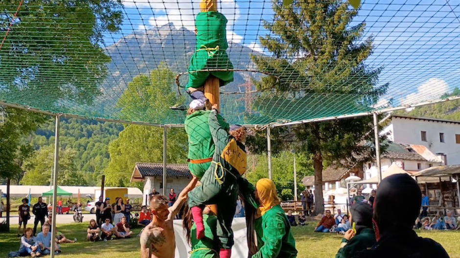 Crodo: Il palo della cuccagna apre la festa, la prima edizione fa centro